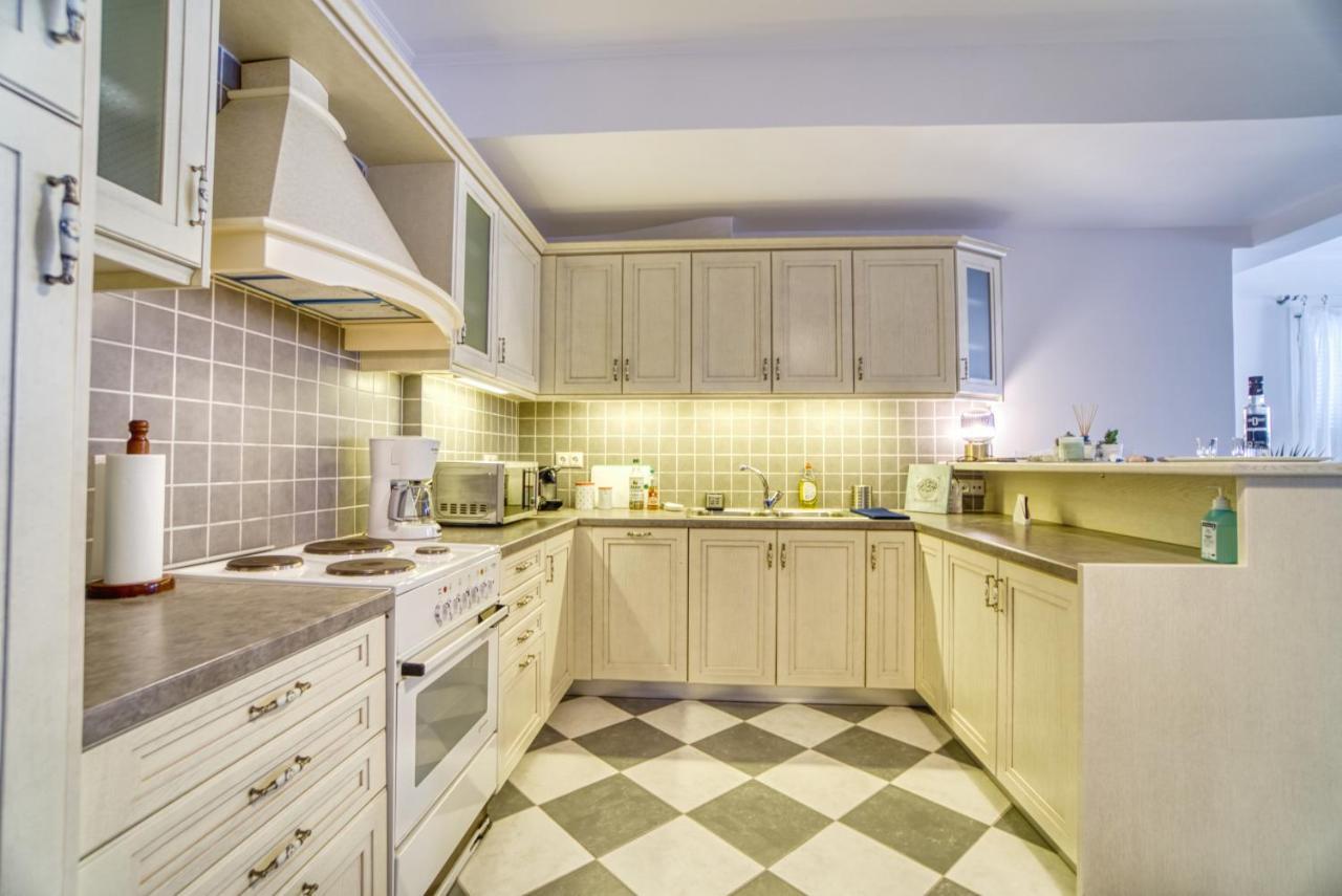 Stylish, Cozy 2-Bdr Flat In Andros Town By Explore Andros Dış mekan fotoğraf